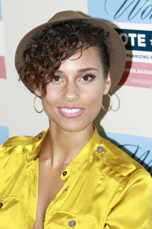 Alicia Keys, en jaune, au sommet Philadelphia Women Vote, à Philadelphie, pour encourager les femmes à voter pour Barack Obama, le 16 juillet 2012.