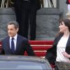 Nicolas Sarkozy et Carla Bruni-Sarkozy quittent l'Elysée le jour de la passation de pouvoir, le 15 mai 2012.