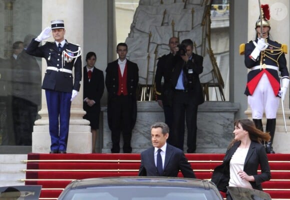 Nicolas Sarkozy et Carla Bruni-Sarkozy quittent l'Elysée le jour de la passation de pouvoir, le 15 mai 2012.