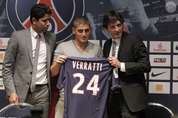 Marco Verratti le 18 juillet 2012 lors de sa conférence de presse au Parc des Princes en compagnie de Leonardo et Nasser El-Khalaïfi