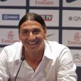 Zlatan Ibrahimovic décontracté le 18 juillet 2012 au Parc des Princes lors de sa conférence de presse après la signature de son contrat avec le PSG