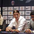 Zlatan Ibrahimovic le 18 juillet 2012 lors de sa conférence de presse au Parc des Princes en compagnie de Leonardo et Nasser El-Khalaïfi