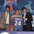 Marco Verratti le 18 juillet 2012 lors de sa conférence de presse au Parc des Princes en compagnie de Leonardo et Nasser El-Khalaïfi
