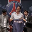Zlatan Ibrahimovic le 18 juillet 2012 lors de sa conférence de presse au Parc des Princes en compagnie de Leonardo et Nasser El-Khalaïfi