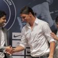 Zlatan Ibrahimovic le 18 juillet 2012 au Parc des Princes entouré de Nasser El-Khalaïfi et Leonardo lors de sa conférence de presse