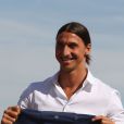 Zlatan Ibrahimovic le 18 juillet 2012 au Trocadéro à Paris au milieu des supporters quelques minutes après sa conférence de presse au Parc des Princes qui officialise sa venue au PSG