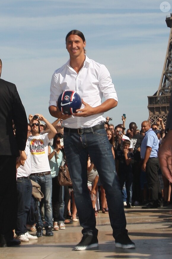 Zlatan Ibrahimovic tout sourire le 18 juillet 2012 au Trocadéro à Paris au milieu des supporters venus acclamer l'arrivée de la star au PSG