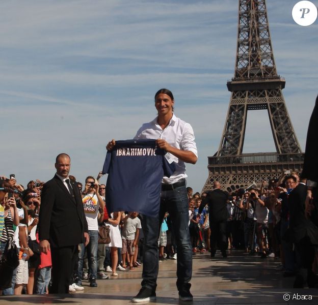 Zlatan Ibrahimovic le 18 juillet 2012 au Trocadéro à Paris au milieu des supporters quelques minutes après sa conférence de presse au Parc des Princes qui officialise sa venue au PSG