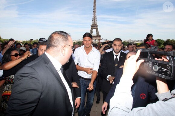 Zlatan Ibrahimovic le 18 juillet 2012 au Trocadéro à Paris au milieu des supporters quelques minutes après sa conférence de presse au Parc des Princes qui officialise sa venue au PSG