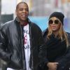 Jay-Z, Beyoncé et leur Blue Ivy complètement emmaillotée. New York, le 25 février 2012.