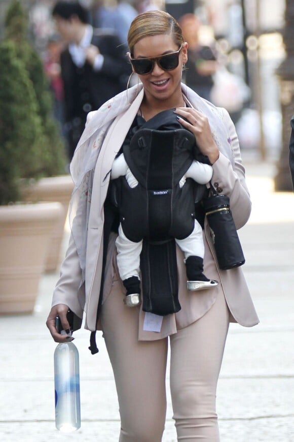 Beyoncé et son bébé Blue Ivy durant une promenade mère/fille à New York, le 13 mars 2012.