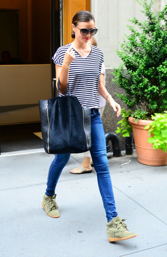 La superbe Miranda Kerr est souriante dans les rues de New York dans un street-look impeccable. Le 19 juillet 2012