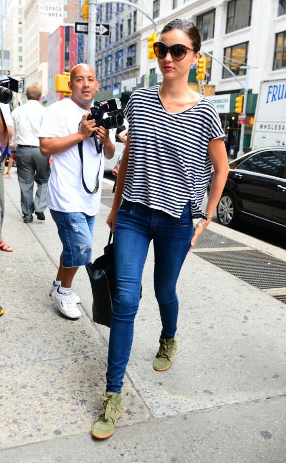Miranda Kerr souriante dans les rues de New York dans un street-look impeccable. Le 19 juillet 2012