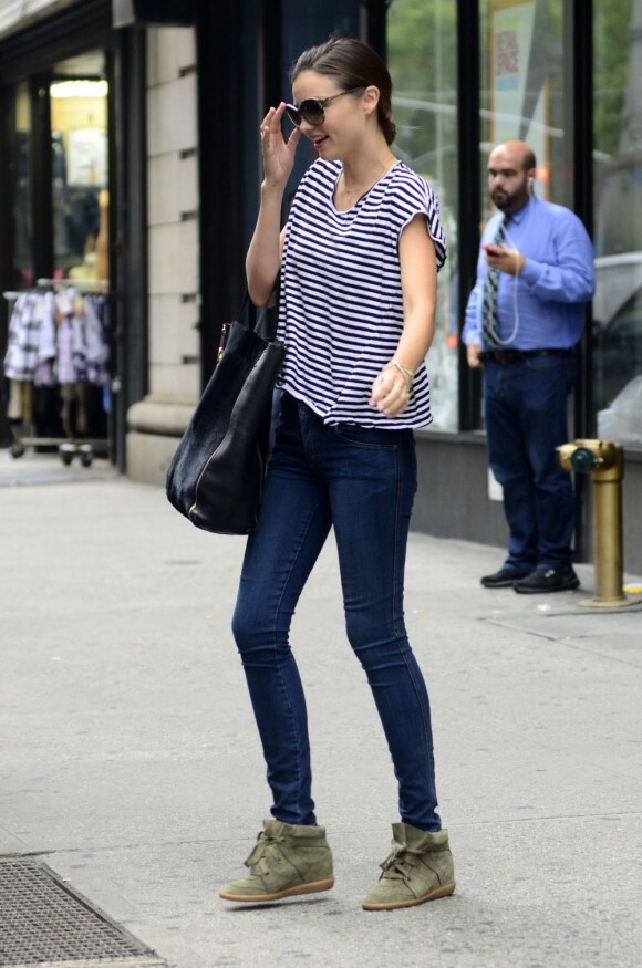 Miranda Kerr perchée sur ses baskets compensées Isabel Marant nous fait un défilé dans les rues de New York le 19 juillet 2012