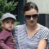 Miranda Kerr porte son fils Flynn dans les rues de New York à l'occasion d'une balade.