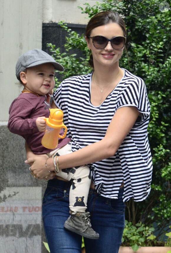 Miranda Kerr porte son fils Flynn dans les rues de New  York à l'occasion d'une balade.