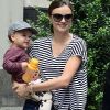 Miranda Kerr porte son fils Flynn dans les rues de New  York à l'occasion d'une balade.