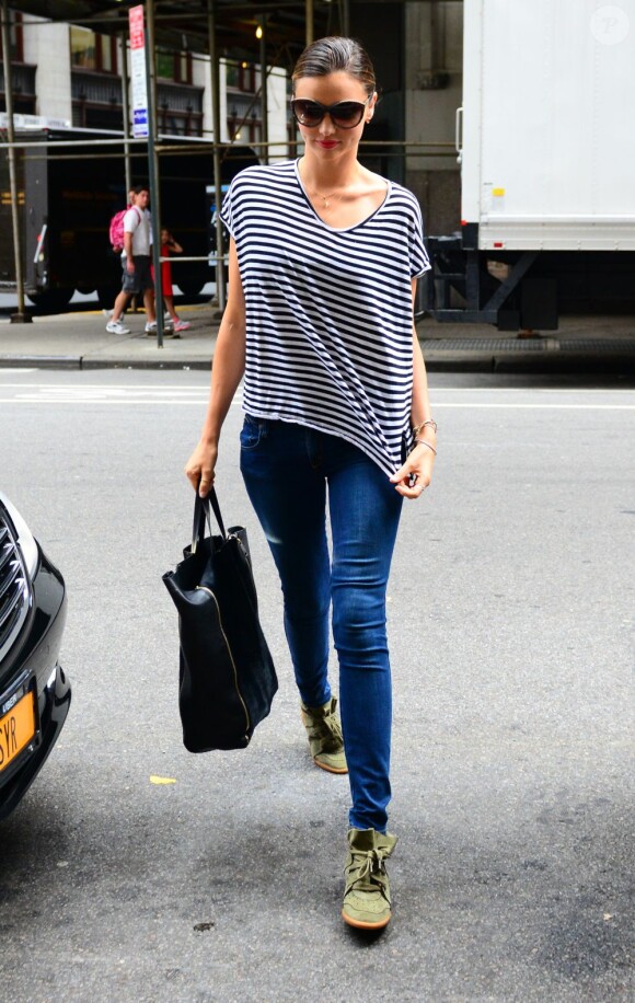 Miranda Kerr porte une marinière Bassike, un jean slim Nobody, des baskets Betty d'Isabel Marant et un sac Céline. New York, le 19 juillet 2012.