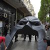 Le décor de l'avant-première de The Dark Knight Rises au Gaumont Marignan à Paris est en train d'être démonté le 20 juillet 2012
