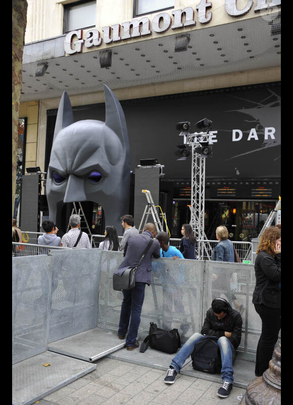 Le décor de l'avant-première de The Dark Knight Rises au Gaumont Marignan à Paris est en train d'être démonté le 20 juillet 2012