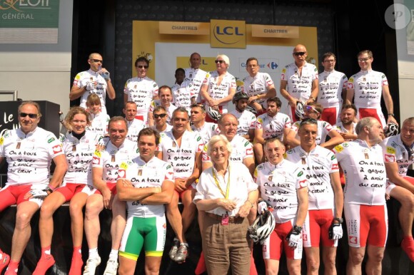 Clovis Cornillac et les volontaires lors de l'étape du coeur courue lors de la 19e étape du Tour de France le 21 juillet 2012