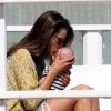 Alessandra Ambrosio et son fils Noah sur une plage de Malibu, le 20 juillet 2012.