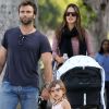 Alessandra Ambrosio, son fiancé Jamie Mazur, leur fils Noah et leur fille Anja, à Santa Monica, le 13 juillet 2012.