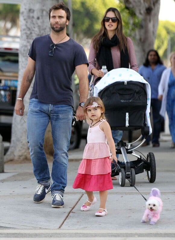 Alessandra Ambrosio, son fiancé Jamie Mazur, leur fils Noah et leur fille Anja, à Santa Monica, le 13 juillet 2012.