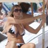 Rita Rusic en pleine séance improvisée de pole dancing sur la plage de Miami le 21 juillet 2012
