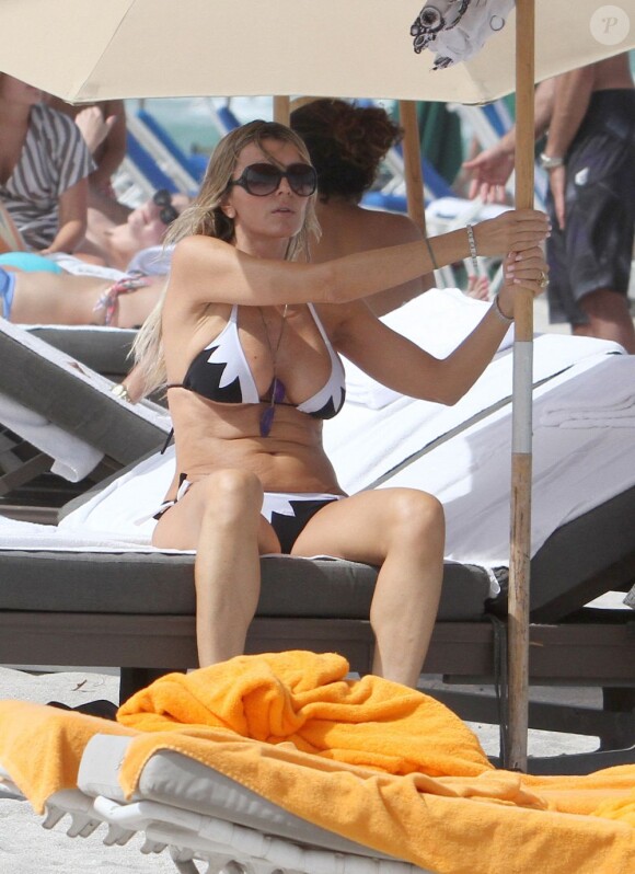 Rita Rusic en pleine séance improvisée de pole dancing sur la plage de Miami le 21 juillet 2012