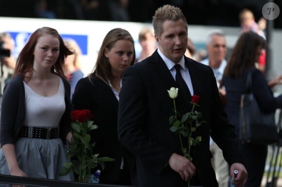 De nombreux survivants ont pris part aux cérémonies...
La famille royale de Norvège et nombre de personnalités politiques du pays étaient rassemblées à Oslo dimanche 22 juillet 2012 pour se recueillir à la mémoire des victimes des attentats du 22 juillet 2011 perpétrés dans la capitale et sur l'île d'Utoeya par l'extrémiste Anders Behring Breivik.