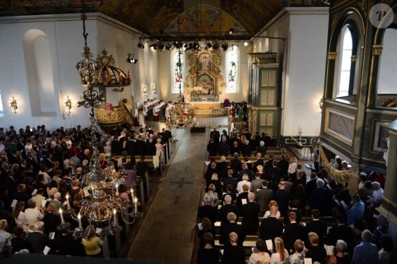 Recueillement en la cathédrale d'Oslo... La famille royale de Norvège et nombre de personnalités politiques du pays étaient rassemblées à Oslo dimanche 22 juillet 2012 pour se recueillir à la mémoire des victimes des attentats du 22 juillet 2011 perpétrés dans la capitale et sur l'île d'Utoeya par l'extrémiste Anders Behring Breivik.