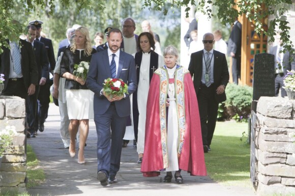 Le prince Haakon et la princesse Mette-Marit après le service en l'église Hole.
La famille royale de Norvège et nombre de personnalités politiques du pays étaient rassemblées à Oslo dimanche 22 juillet 2012 pour se recueillir à la mémoire des victimes des attentats du 22 juillet 2011 perpétrés dans la capitale et sur l'île d'Utoeya par l'extrémiste Anders Behring Breivik.