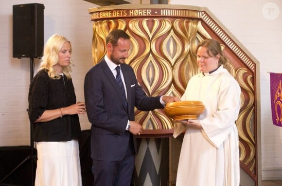 Le prince Haakon de Norvège et la princesse Mette-Marit en l'église Hole le 22 juillet 2012 pour commémorer, un an après jour pour jour, l'attentat et le massacre perpétrés par Anders Behring Breivik.