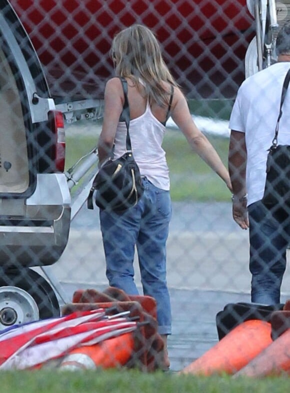 Exclu - Jennifer Aniston à l'aéroport de Van Nuys. Le 21 juillet 2012.