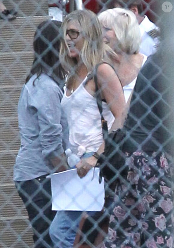 Exclu - C'est une Jennifer Aniston tout sourire qui débarque sur le tarmac de l'aéroport de Van Nuys. Le 21 juillet 2012.