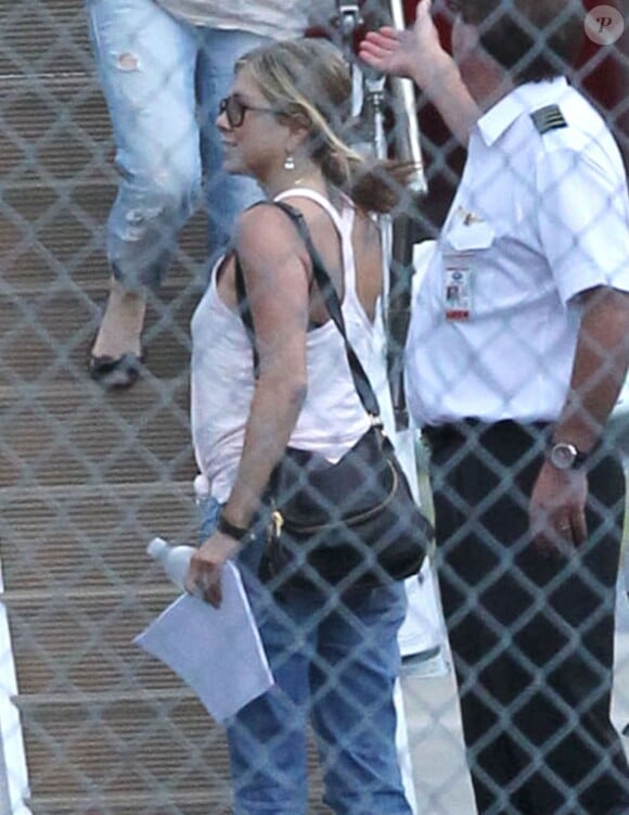 Exclu - Jennifer Aniston sur le tarmac de l'aéroport de Van Nuys. Le 21 juillet 2012.