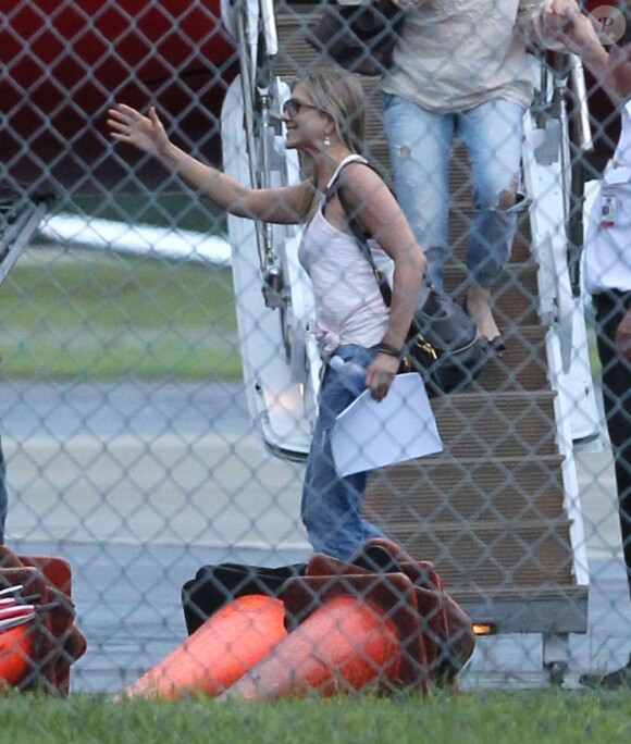 Exclu - Jennifer Aniston débarque sur le tarmac de l'aéroport de Van Nuys. Le 21 juillet 2012.
