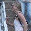 Exclu - Jennifer Aniston, visiblement de très bonne humeur, arrive en jet privé à l'aéroport de Van Nuys. Le 21 juillet 2012.