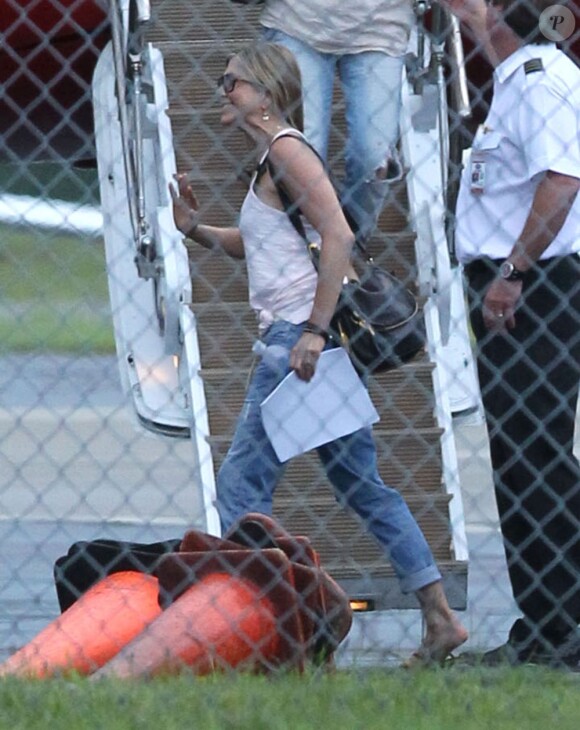 Exclu - Jennifer Aniston, visiblement de très bonne humeur, arrive en jet privé à l'aéroport de Van Nuys. Le 21 juillet 2012.