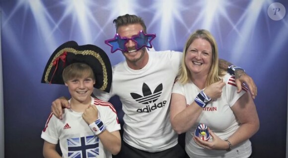 David Beckham apparaît par surprises auprès d'un jeune fan et de sa maman dans un studio photo improvisé par son sponsor Adidas