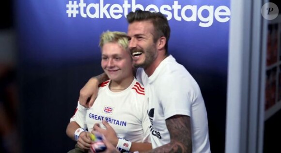 David Beckham apparaît par surprises auprès de ses fans dans un studio photo improvisé par son sponsor Adidas