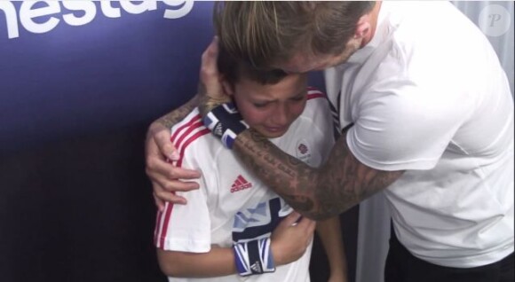 David Beckham réconforte un jeune fan en pleurs après l'avoir surpris dans un studio photo improvisé par son sponsor Adidas