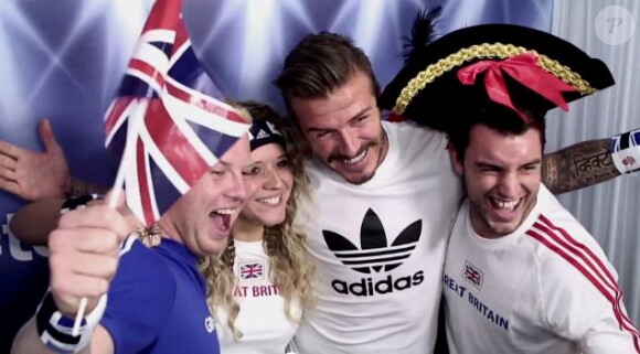 David Beckham au milieu de ses fans dans un studio photo improvisé par son sponsor Adidas
