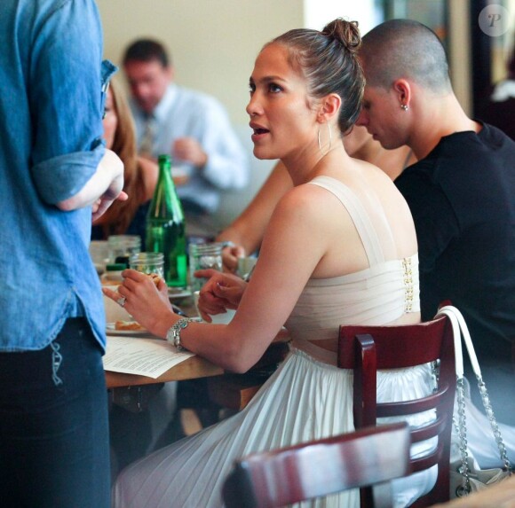 Jennifer Lopez s'offre un petit restaurant avec ses amis et son chéri Casper Smart. New York, le 24 juillet 2012.