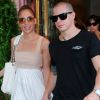 Jennifer Lopez et son chéri Casper Smart quittent leur hôtel et se dirigent vers un restaurant. New York, le 24 juillet 2012.