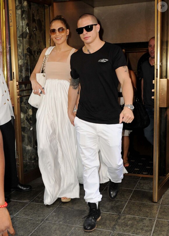 Jennifer Lopez, habillée d'une maxi-robe A.L.C., était stylée au bras de son amoureux Casper Smart avec qui elle célébrait ses 43 ans. New York, le 24 juillet 2012.