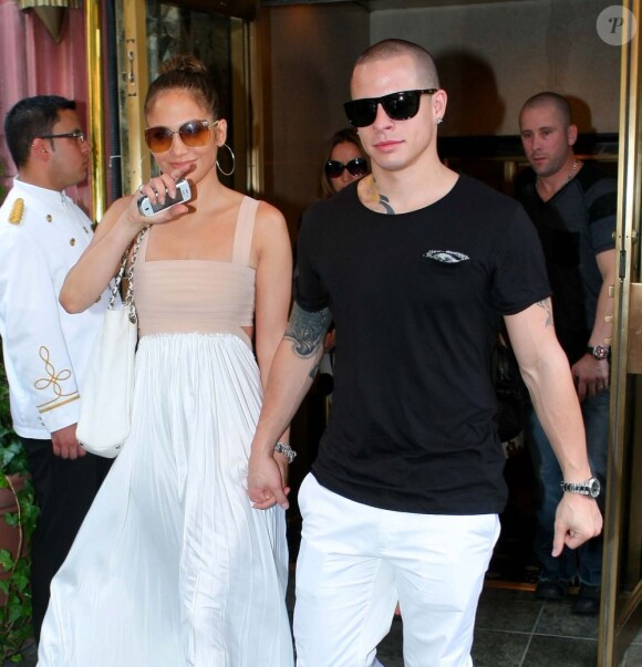 Jennifer Lopez et son chéri Casper Smart quittent leur hôtel et se dirigent vers un restaurant. New York, le 24 juillet 2012.