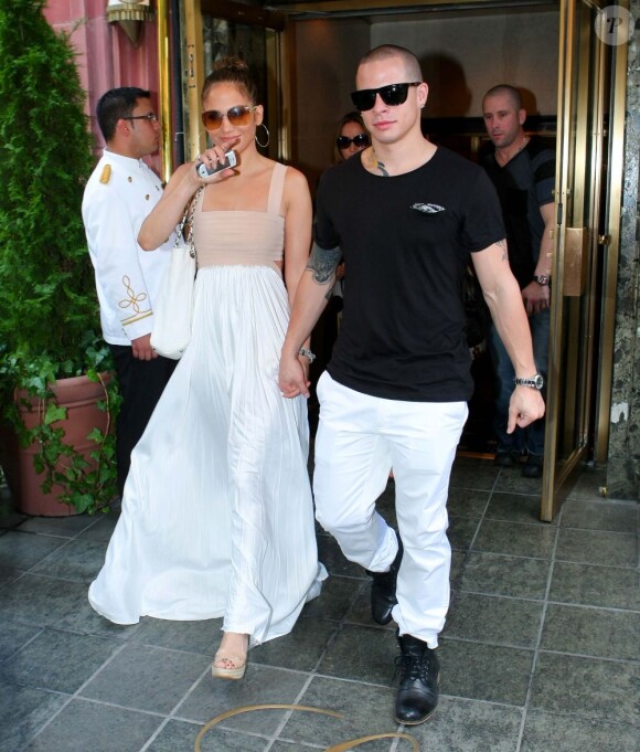 Jennifer Lopez et son chéri Casper Smart à la sortie de leur hôtel. New York, le 24 juillet 2012.