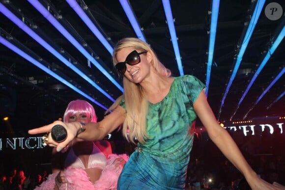 Paris Hilton met le feu aux nuits cannoises, au Palais Club, le 22 juillet 2012.